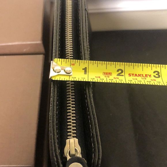 BURBERRYS Black Tumbled Leather Clutch Wristlet With Nova Check Plaid Lining - Picture 16 of 17